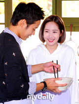 组图：探班《荣光的在仁》片场 千正明朴敏英下厨