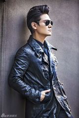 组图：丁子峻冬季街拍黑色夹克随性帅气