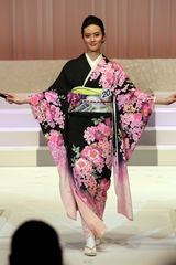 组图：日本小姐冠军泳装照 21岁学生力压群芳