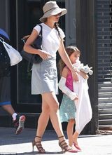 组图：小苏瑞手臂骨折缠绷带 紧牵妈妈心情欠佳