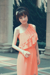 组图：穆婷婷街拍写真 古装美女焕发复古味