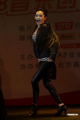 组图：A8发首张女声合辑 郑凡卖力献唱肉搏猛男伴舞