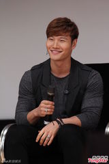 组图：金钟国穿中国传统服装 贴身抱女粉丝