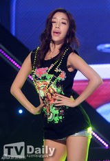 组图：SJ-M成员Henry热唱 EXO秀劲爆狼舞