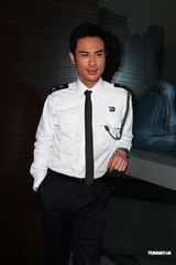 组图：郑嘉颖澄清相伴“宫女”只是助理