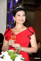 高清图：钟楚红为珠宝店剪彩 着红色礼服变公主