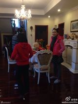 组图：李琳哪吒头戴花过新年 李大双教体操健身