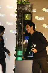 幻灯：王力宏上海出席代言活动 和粉丝分享护肤心得