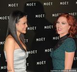 组图：斯嘉丽舒淇出席晚宴相见欢 两性感女神争艳