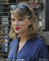 组图：泰勒与超模好友出街 闺蜜秀长腿暗比美