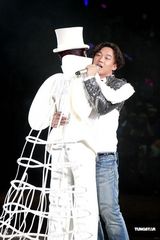 组图：杨千嬅个唱悲喜交加 老公与陈奕迅等好友捧场