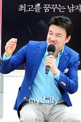 组图：金宣儿中性风亮相釜山 西装黑超帅酷