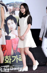 组图：《高龄化家族》试映 孔孝真抹胸短裙清凉