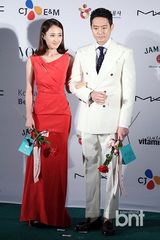 组图：韩孝珠玉泽演等众星亮相釜山电影节蓝毯