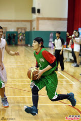 组图：萧敬腾一扫泼粪阴霾 展笑颜和学生打球