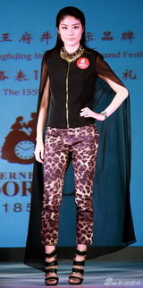 组图：陈慧琳出席某品牌活动 畅谈与儿子生活点滴