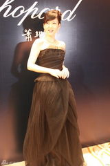 组图：周慧敏妩媚出席活动 肌肤白皙气质优雅高贵