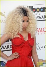 组图：女星红毯竞艳 泰勒秀美背洛佩兹深v真空