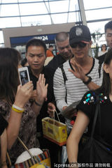 组图：吴尊黑超长袖现身上海 粉丝一路围追堵截