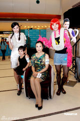 幻灯图：汪明荃庆母亲节当评委 化身时尚女皇