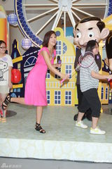 组图：周家蔚出席活动穿平底鞋宣布怀孕三月