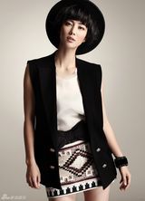 组图：王珂写真玩中性风 黑白装帅气十足电眼媚