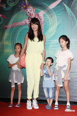 组图：陶晶莹一家三口看戏 曾宝仪天心无男伴