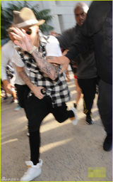 组图：比伯再添脑残事 机场被拘释放吐舌扮无辜