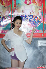 组图：徐若瑄简洁装扮亮相 紧身热裤秀长腿