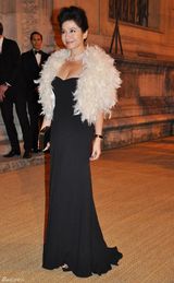 组图：钟楚红巴黎看秀露酥胸香肩典雅迷人