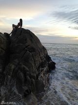 组图：孙敬媛白裙露背装性感 与泰国型男合影