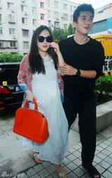 组图：霍思燕入院待产 老公杜江全程小心搀扶