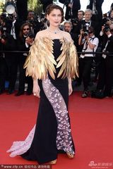 组图：法国超模蕾蒂西娅-卡斯塔金翅贵气