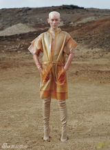 组图：蒂尔达登《W》封面 前卫造型彰显独特个性