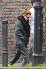 组图：艾玛全副武装与男友现身 素颜低调避镜头