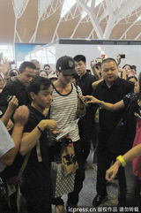 组图：吴尊黑超长袖现身上海 粉丝一路围追堵截