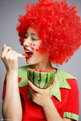 组图：江一燕小丑写真玩百变 银幕素描潇洒小妞