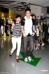 幻灯图：陈奕迅出席周杰伦小巨蛋个唱搞怪互动