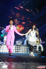 组图：任贤齐开唱不忘黄家驹 与黄家强同台对唱