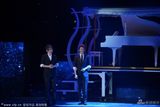 组图：央视春晚刘谦搭档李云迪变魔术《魔琴》