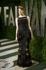 高清组图：艾玛-斯通黑色礼服亮相奥斯卡派对
