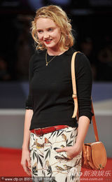 组图：《断开》首映 超模莉丽水墨短裙显个性