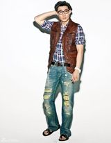 组图：白微秋装时尚写真彰显阳光特质