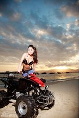 幻灯图：孟以轩拍摄汽车写真 性感身姿气质妖娆