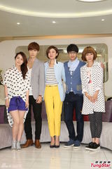 组图：唐禹哲Darren搞笑逗趣 新剧上演滚床秀