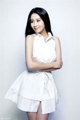 组图：颖儿夏日白裙写真展现纯真笑容