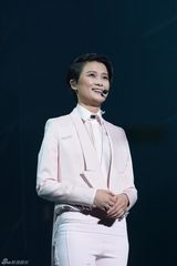组图：李宇春上海开唱遭男舞者抱 父母首度现身