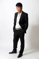 组图：乔大韦写真演绎知性职场男人