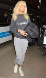 高清组图：蕾哈娜现身日本机场 灰衫搭配长裙