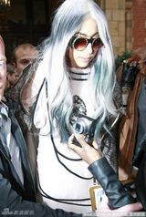 组图：Lady Gaga银色长发波浪长袍造型依旧犀利